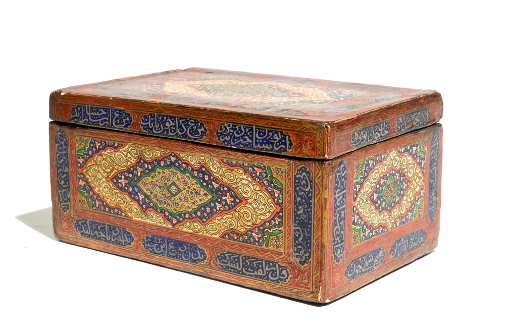 Une bo&icirc;te rectangulaire en papier m&acirc;ch&eacute; peint et laqu&eacute;, Qajar, Iran, 19&egrave;me